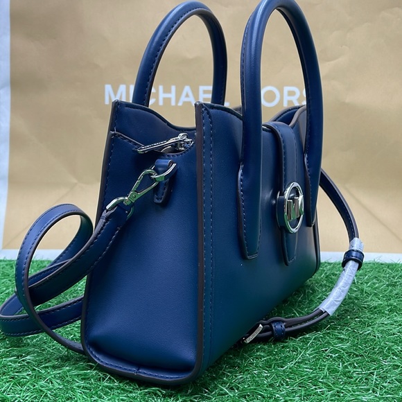 MICHAEL KORS
Gabby Small Faux Leather Satchel
COLOR NAVY
NWT - Picture 3 of 16